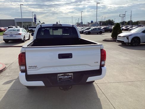 Used 2023 Toyota Tacoma SR5 w/ Technology Package AWD/4WD image 6