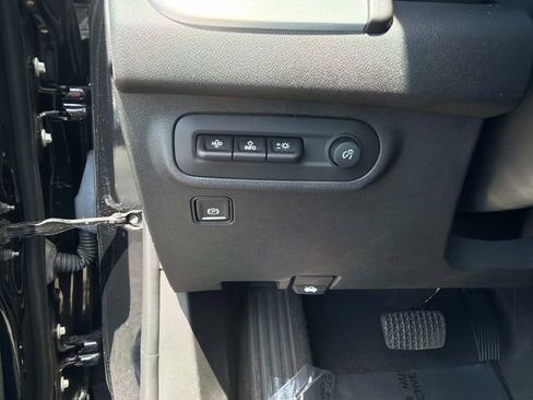 Used 2023 GMC Terrain SLT w/ Tech Package FWD image 30