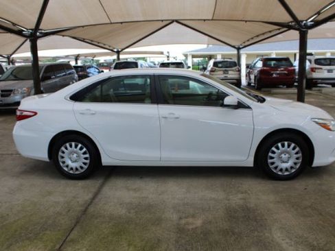 Used 2015 Toyota Camry LE image 8
