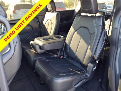 New 2026 Chrysler Pacifica Select image 15