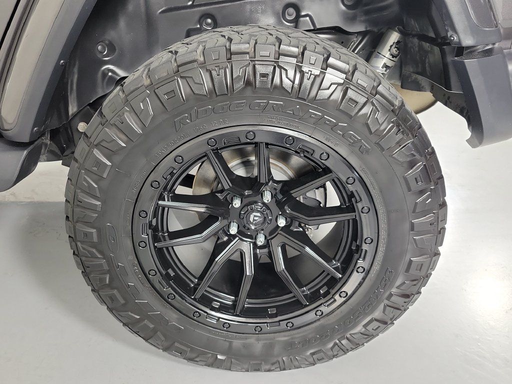 Used 2018 Jeep Wrangler Unlimited Sahara AWD/4WD image 8