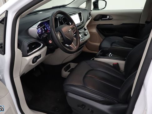 Used 2024 Chrysler Pacifica Select image 23