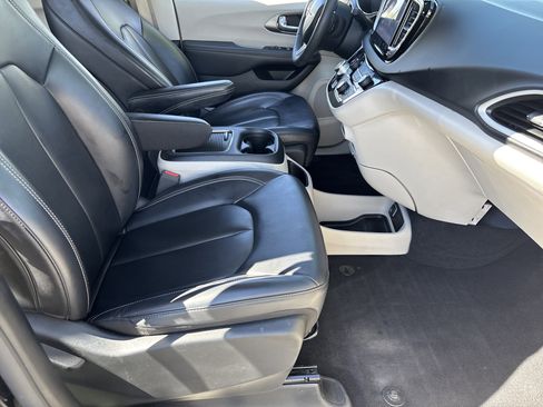 Used 2023 Chrysler Pacifica Touring-L image 10