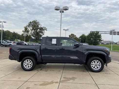 Used 2025 Toyota Tacoma SR5 AWD/4WD image 13