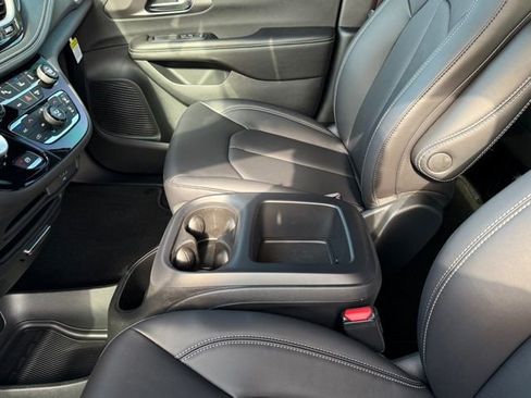 New 2026 Chrysler Pacifica Select FWD image 23