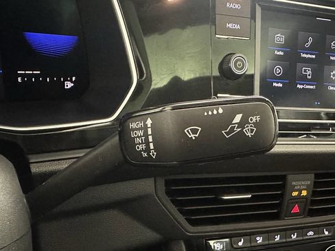 Used 2022 Volkswagen Jetta SE w/ Panoramic Sunroof Package image 32