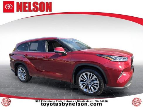 New 2026 Toyota Highlander Platinum AWD/4WD image 1