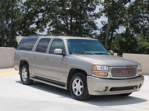 Used 2001 GMC Yukon XL Denali AWD/4WD image 3