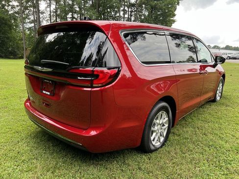 New 2026 Chrysler Pacifica Select image 3