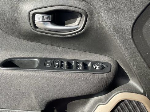 Used 2017 Jeep Renegade Latitude FWD image 23