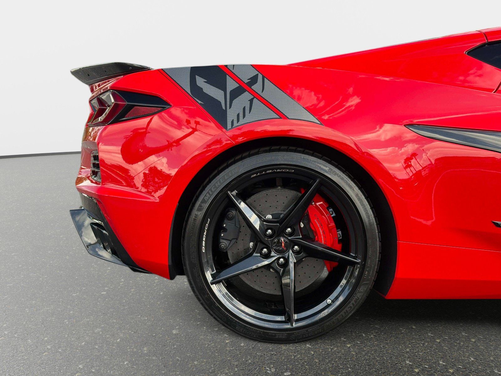 Used 2025 Chevrolet Corvette E-Ray w/ Stealth Interior Trim Package AWD/4WD image 20