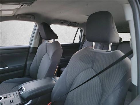 Used 2021 Toyota Highlander L image 13