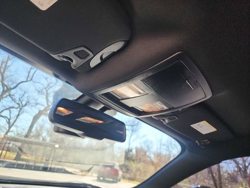 Used 2015 Dodge Challenger SXT image 22