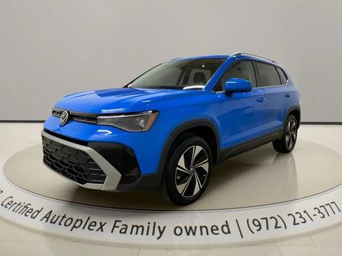 Used 2025 Volkswagen Taos SE w/ Panoramic Sunroof Package AWD/4WD image 1