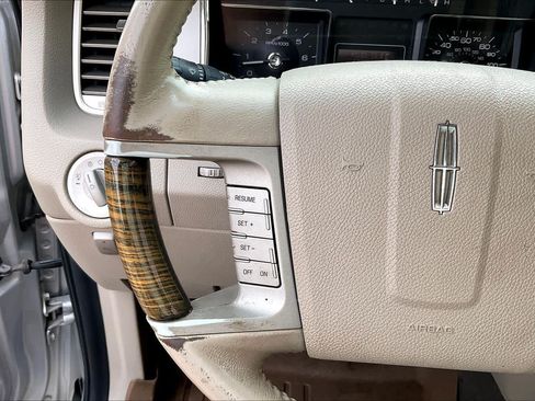 Used 2010 Lincoln Navigator 4WD image 22