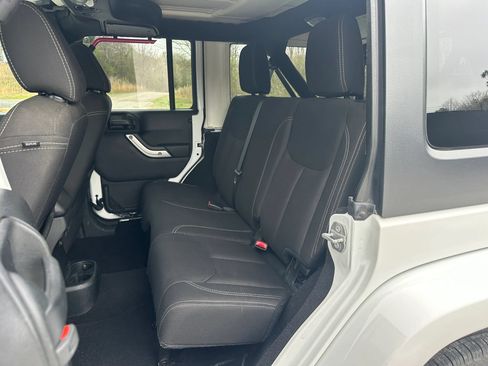 Used 2018 Jeep Wrangler Unlimited Sahara w/ Connectivity Group AWD/4WD image 11