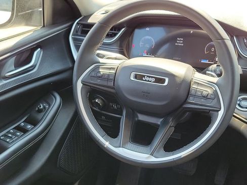 Used 2023 Jeep Grand Cherokee Laredo AWD/4WD image 21