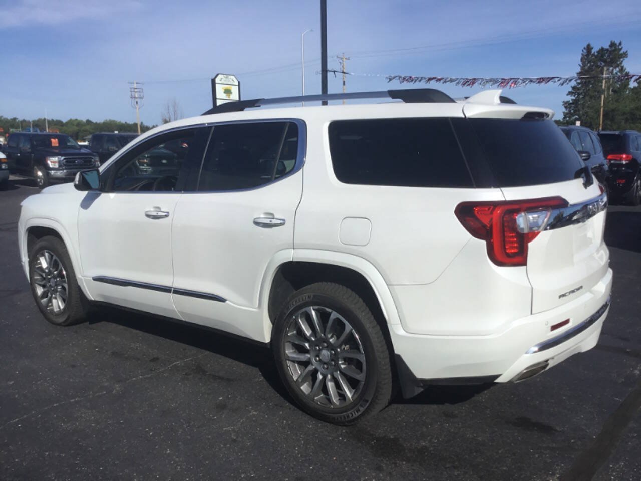 Used 2021 GMC Acadia Denali w/ Denali Ultimate Package AWD/4WD image 3