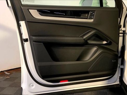 Used 2025 Porsche Cayenne image 25