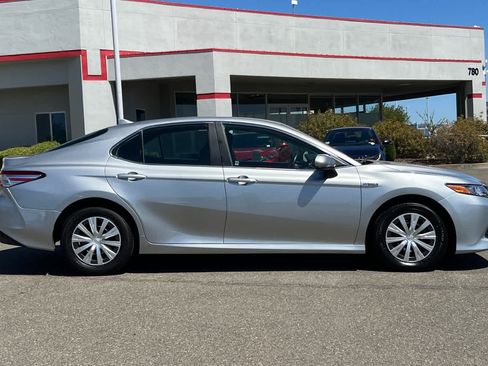 Used 2020 Toyota Camry LE FWD image 6