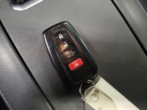 Used 2020 Toyota Highlander XLE AWD/4WD image 20