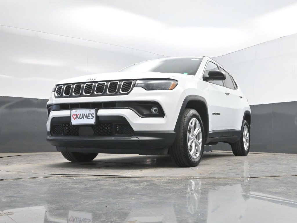Used 2024 Jeep Compass Latitude AWD/4WD image 34