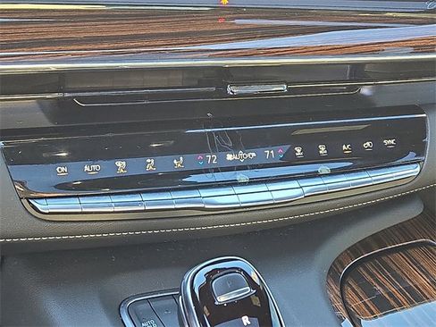 Used 2021 Cadillac Escalade ESV Premium Luxury image 17