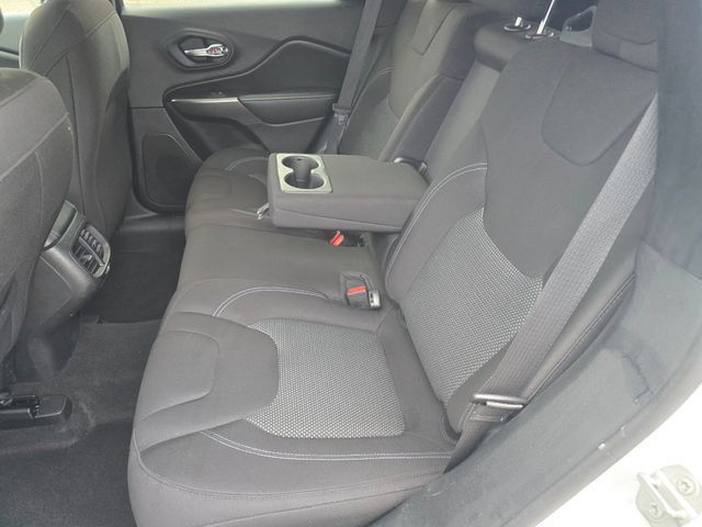 Used 2020 Jeep Cherokee Latitude w/ Cold Weather Group FWD image 30