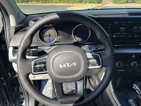 Certified 2023 Kia Carnival LX image 20