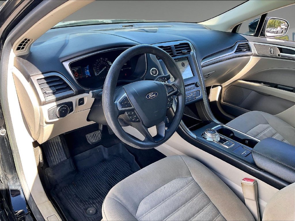Used 2018 Ford Fusion SE w/ Fusion SE Technology Package FWD image 8