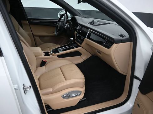 Certified 2022 Porsche Macan image 14