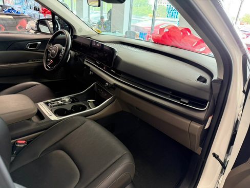Used 2025 Kia Carnival EX FWD image 45