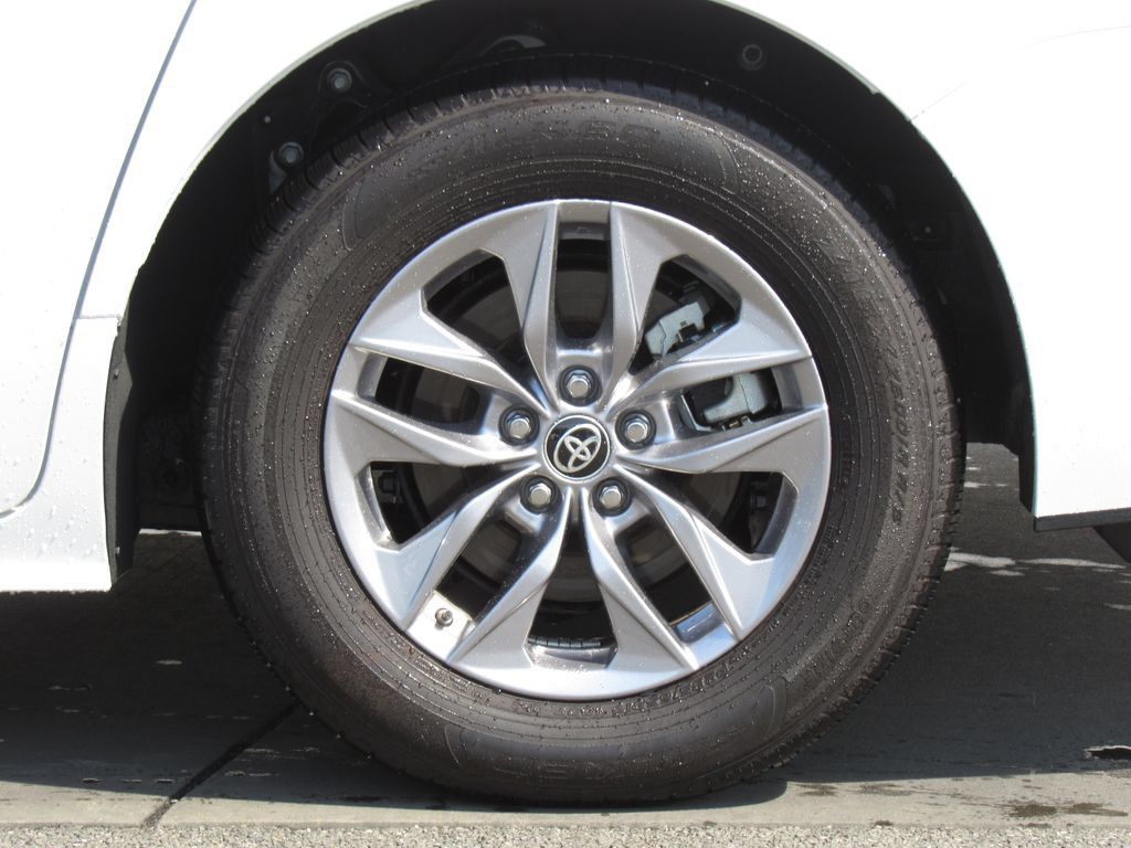 Used 2025 Toyota Sienna XLE FWD image 41