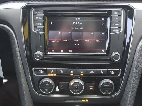 Used 2018 Volkswagen Passat 2.0T R-Line w/ R-Line Lighting Package FWD image 7