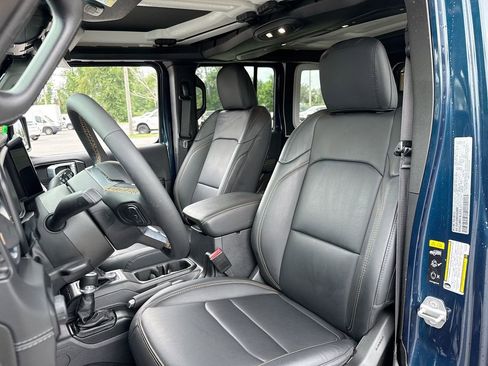 Used 2025 Jeep Wrangler Unlimited Sahara w/ Safety Group AWD/4WD image 13