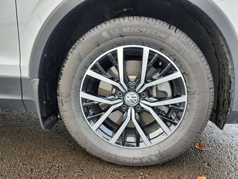 Used 2021 Volkswagen Tiguan SE w/ Panoramic Sunroof Package image 40