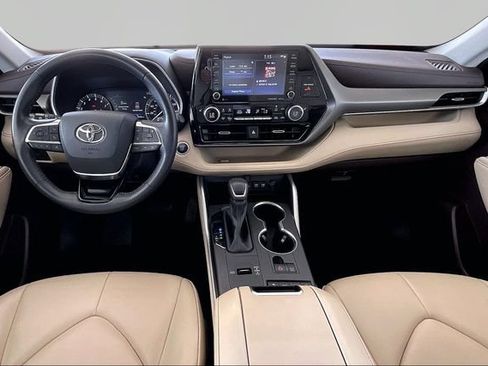 Used 2020 Toyota Highlander XLE FWD image 7