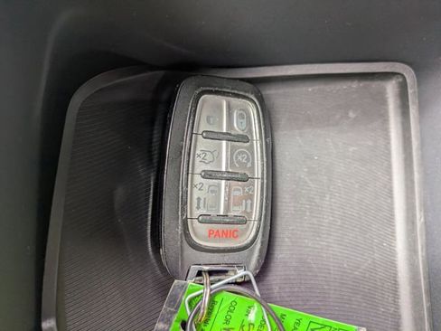 Used 2025 Chrysler Pacifica Select FWD image 32