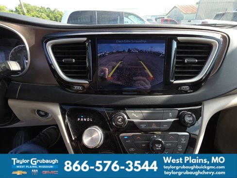 Used 2017 Chrysler Pacifica Touring-L w/ Tire & Wheel Group FWD image 11