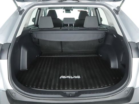 Used 2020 Toyota RAV4 XLE w/ XLE Grade Weather Package AWD/4WD image 17