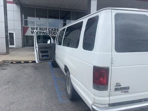 Used 2010 Ford E-350 and Econoline 350 XLT RWD image 2
