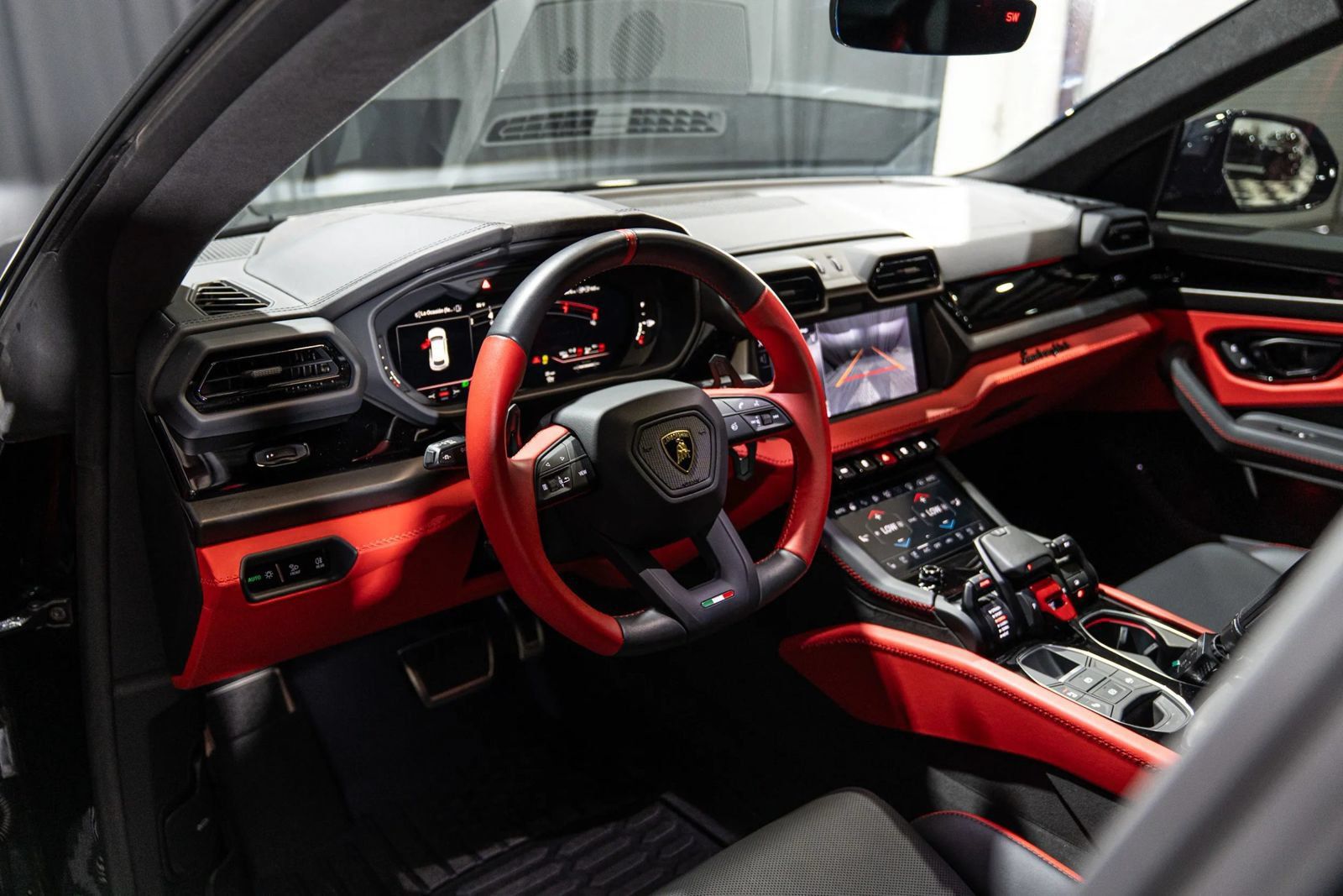 Used 2025 Lamborghini Urus SE AWD/4WD image 15