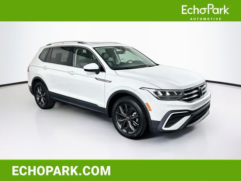 Used 2024 Volkswagen Tiguan SE w/ Panoramic Sunroof Package FWD image 1