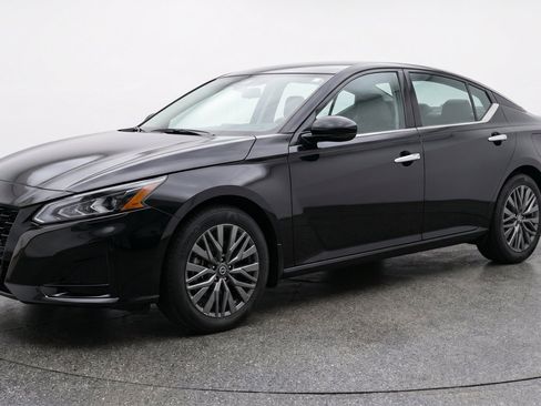 Used 2025 Nissan Altima 2.5 SV FWD image 3