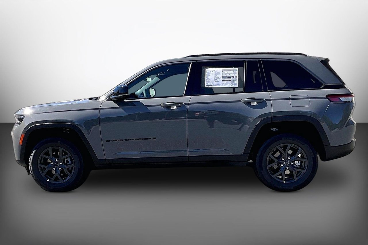 New 2027 Jeep Grand Cherokee Altitude RWD image 5