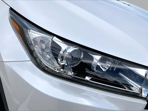 Used 2019 Toyota Highlander Limited FWD image 28