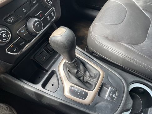 Used 2015 Jeep Cherokee Latitude image 18