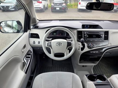 Used 2014 Toyota Sienna LE AWD/4WD image 20