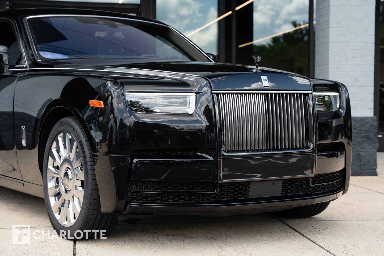 Used 2023 Rolls-Royce Phantom Extended Wheelbase RWD image 3