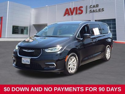 Used 2025 Chrysler Pacifica Select